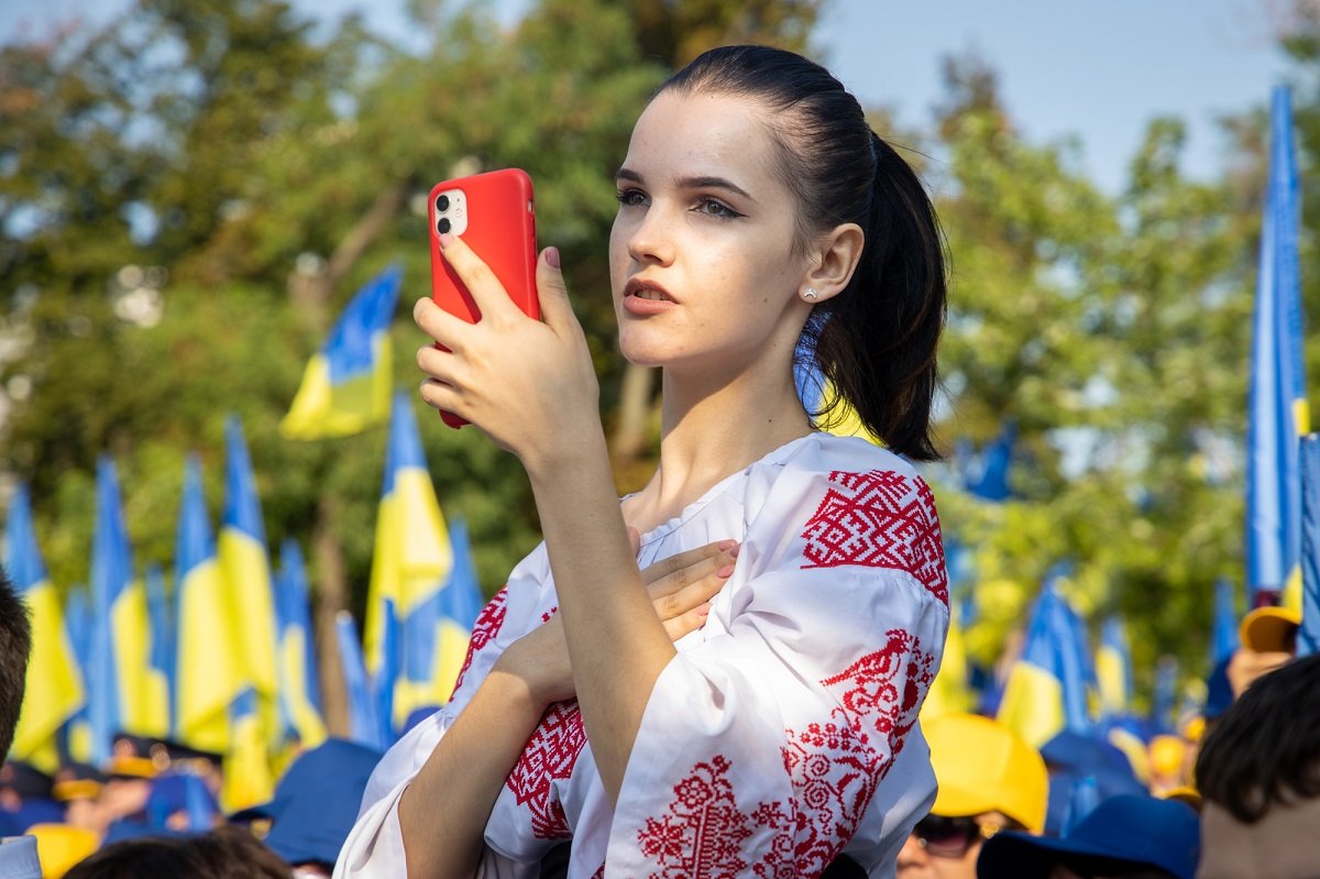 У днепровского флагштока отметить День Государственного Флага собрались тысячи людей 2