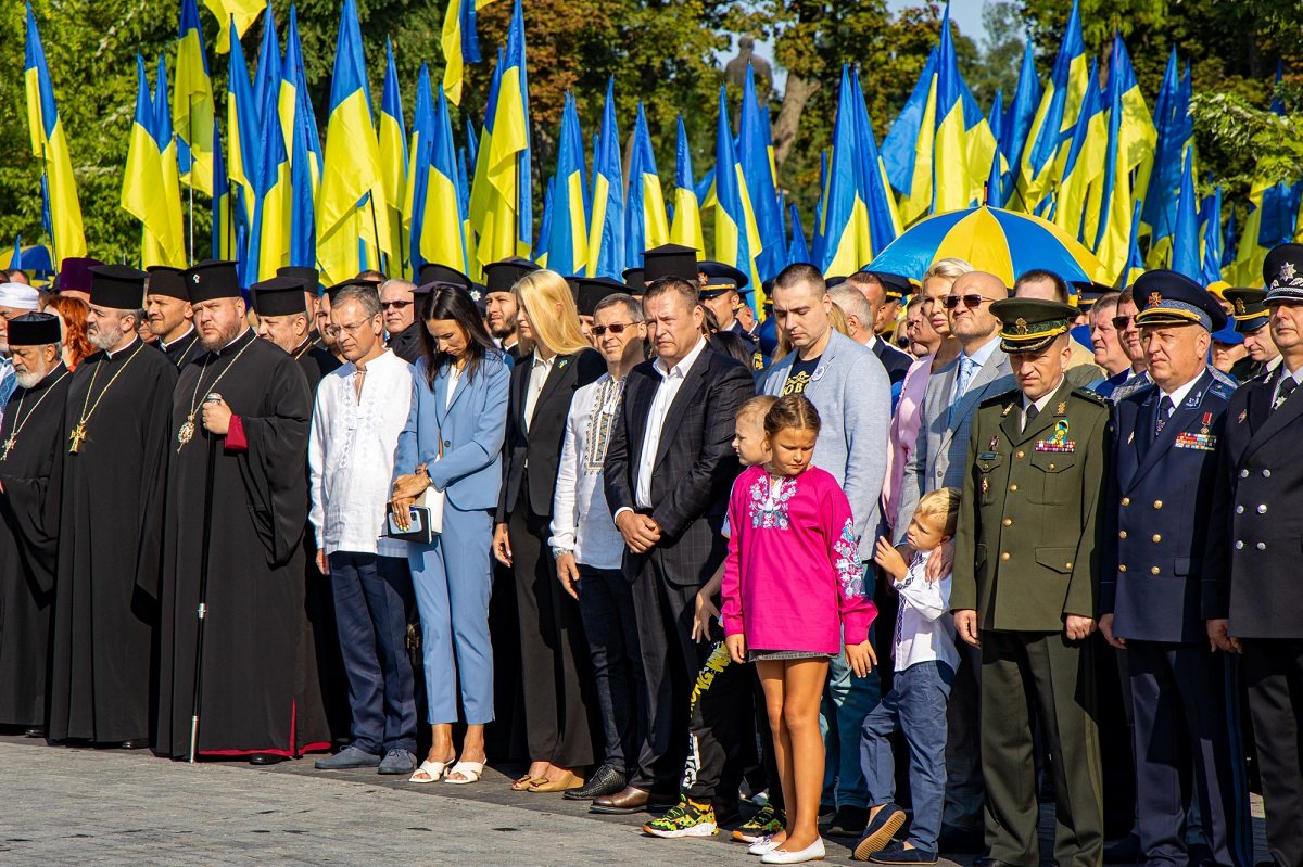 У днепровского флагштока отметить День Государственного Флага собрались тысячи людей 7