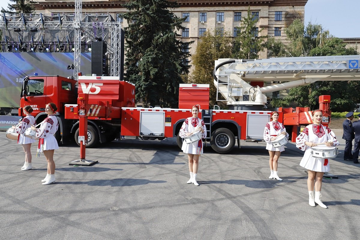 В Днепре в День Государственного Флага устроили зрелищный флешмоб 1