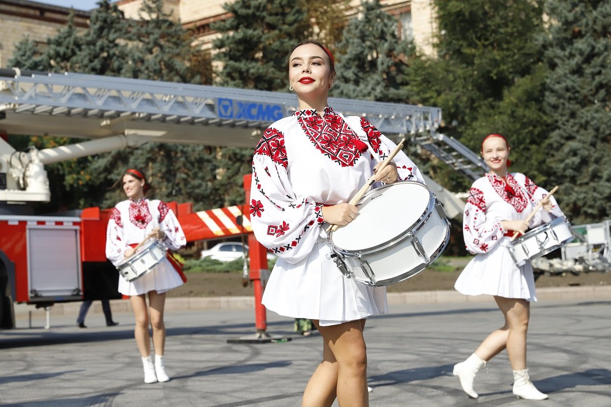 В Днепре в День Государственного Флага устроили зрелищный флешмоб 2
