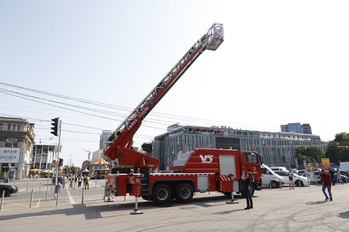 В Днепре в День Государственного Флага устроили зрелищный флешмоб 7