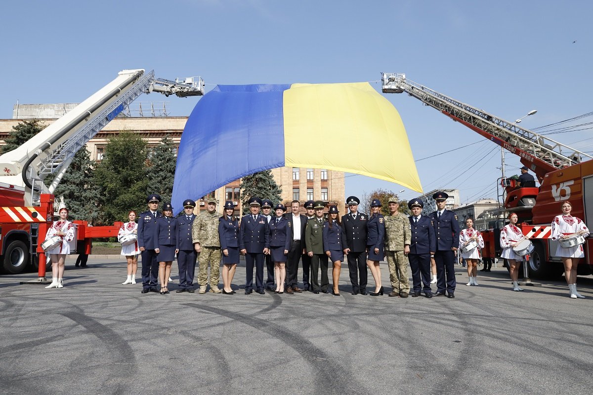 В Днепре в День Государственного Флага устроили зрелищный флешмоб 8