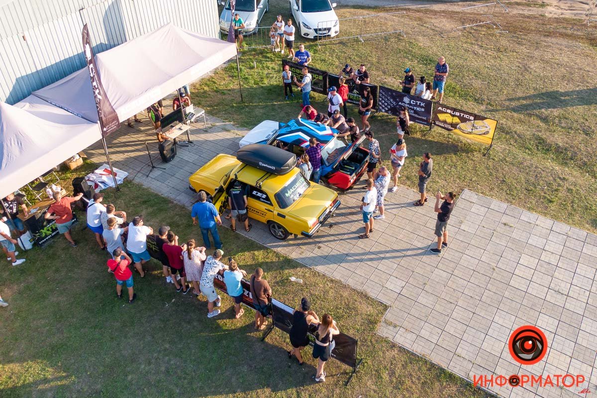 Собрались несколько десятков машин Собрались несколько десятков машин