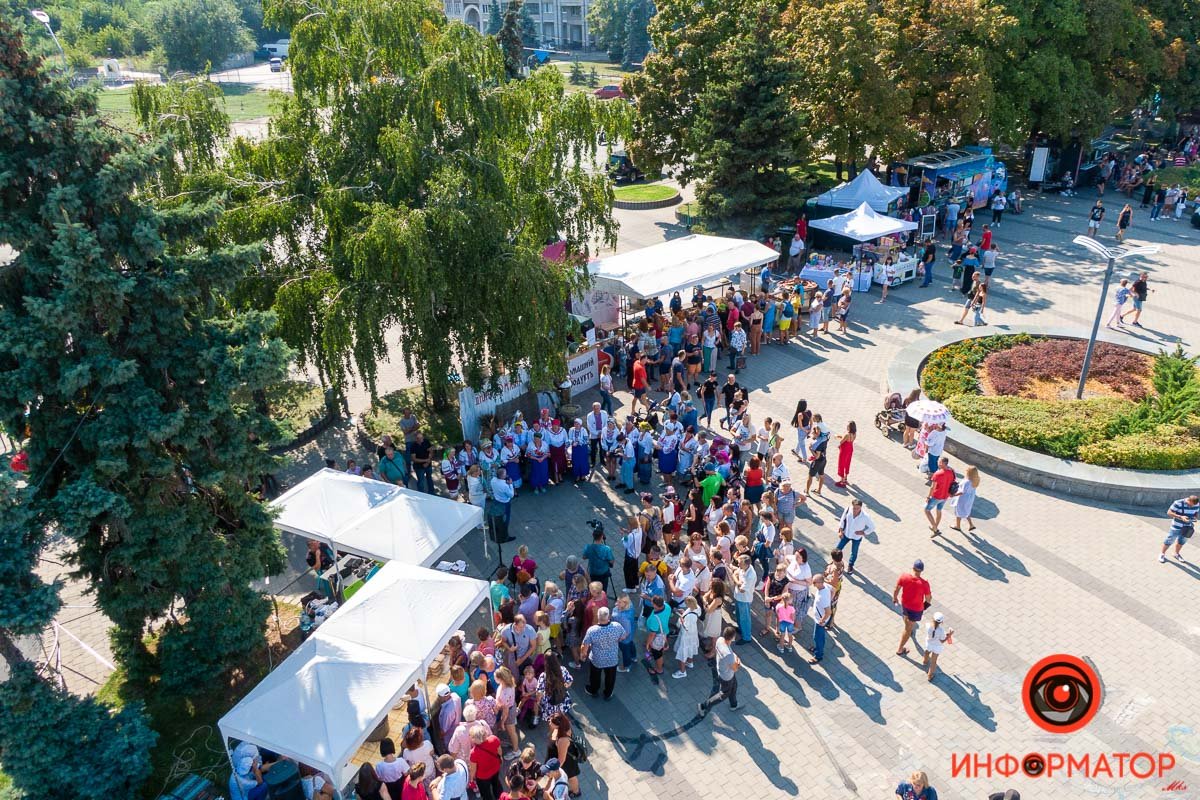 Собралось много горожан