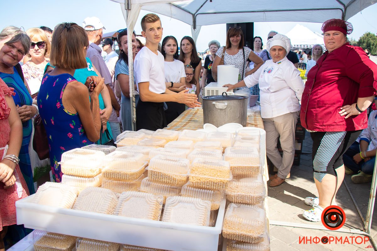 Хорош фотографировать, дай поесть нормально:)