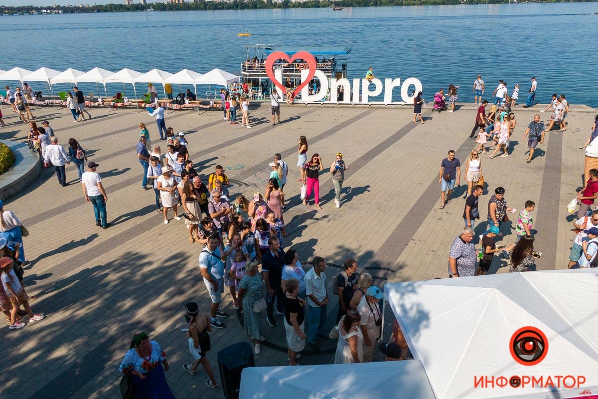 Много людей