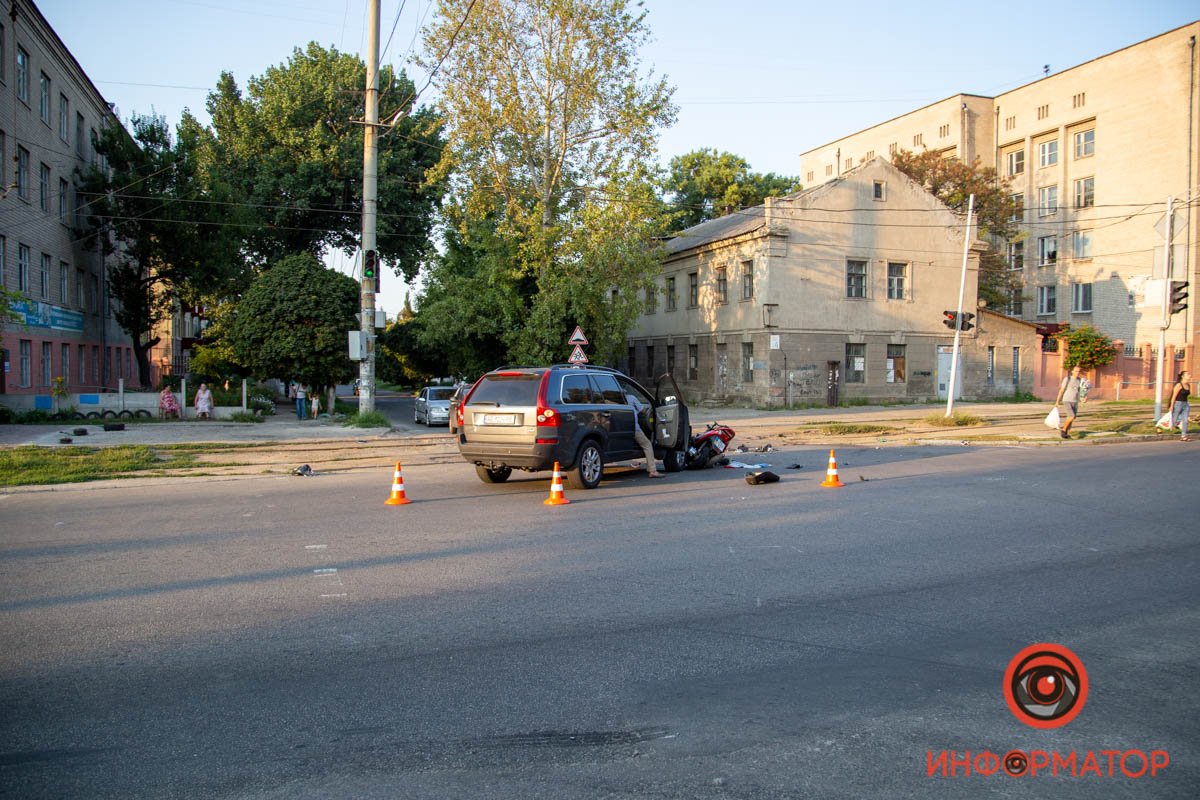 Здесь столкнулись автомобиль Volvo и скутерист Здесь столкнулись автомобиль Volvo и скутерист