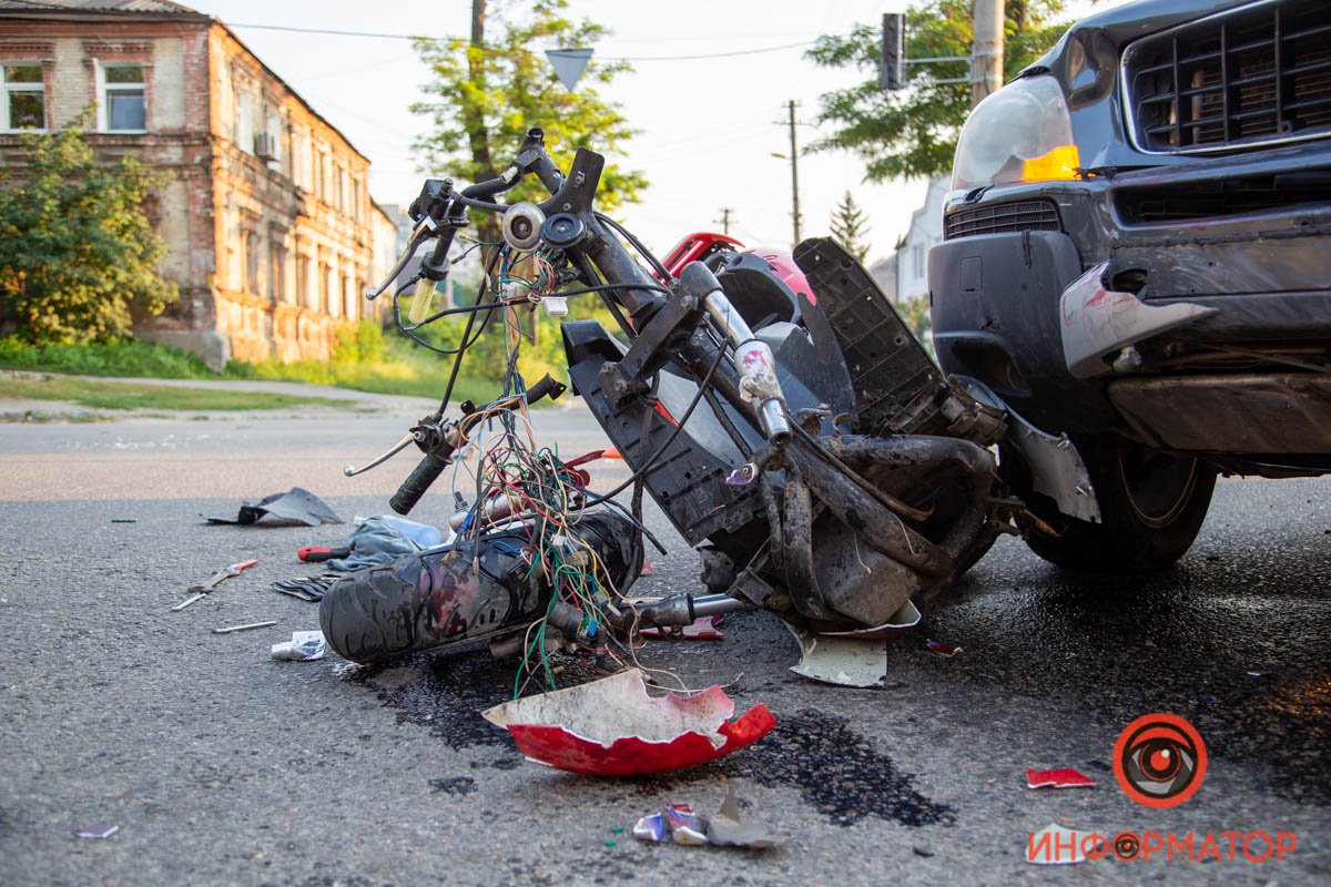 Скутер ехал по Антоновича Скутер ехал по Антоновича