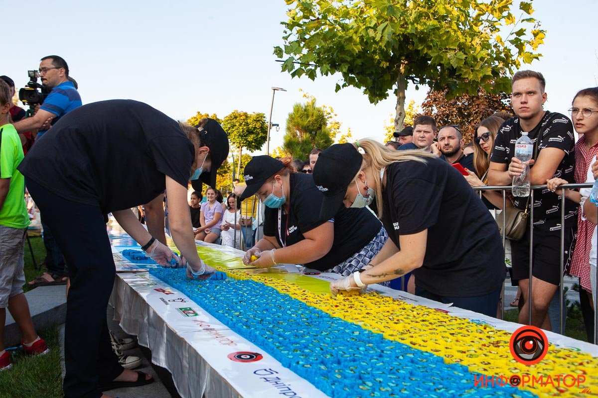 Аккуратно выкладывают Аккуратно выкладывают