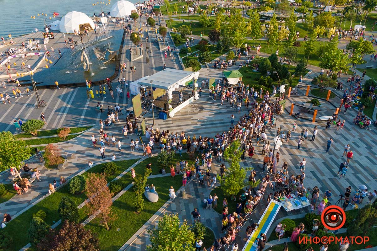 Привлекает внимание  Привлекает внимание