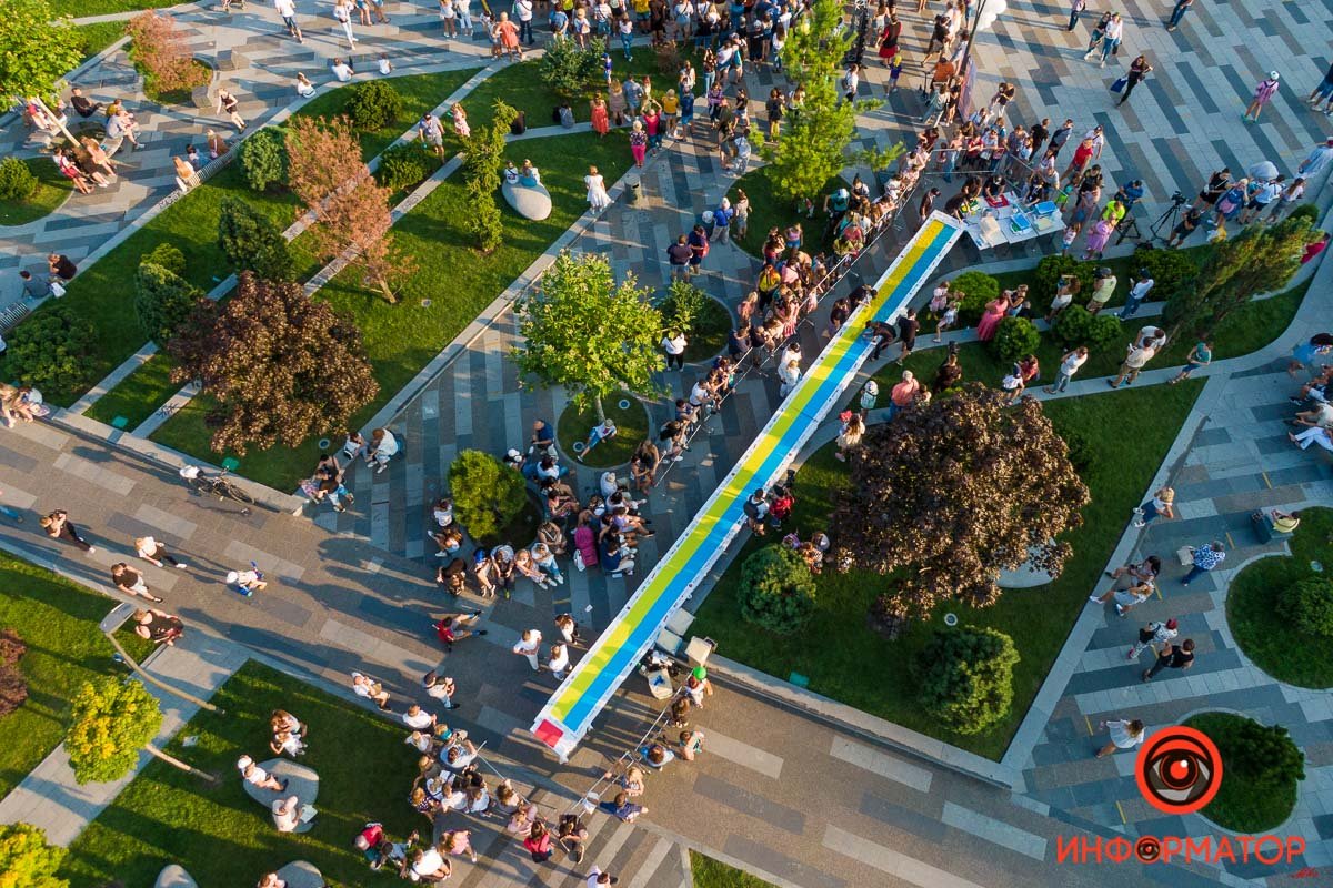 Многолюдно Многолюдно