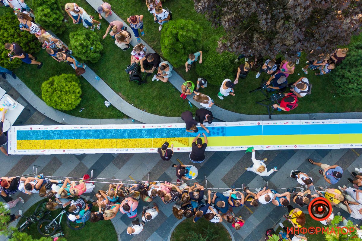 Из суши выложили флаг Украины длиной 15 метров Из суши выложили флаг Украины длиной 15 метров