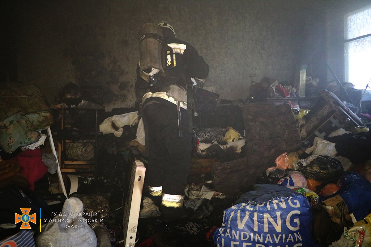 Здесь горела квартира на втором этаже трехэтажного дома