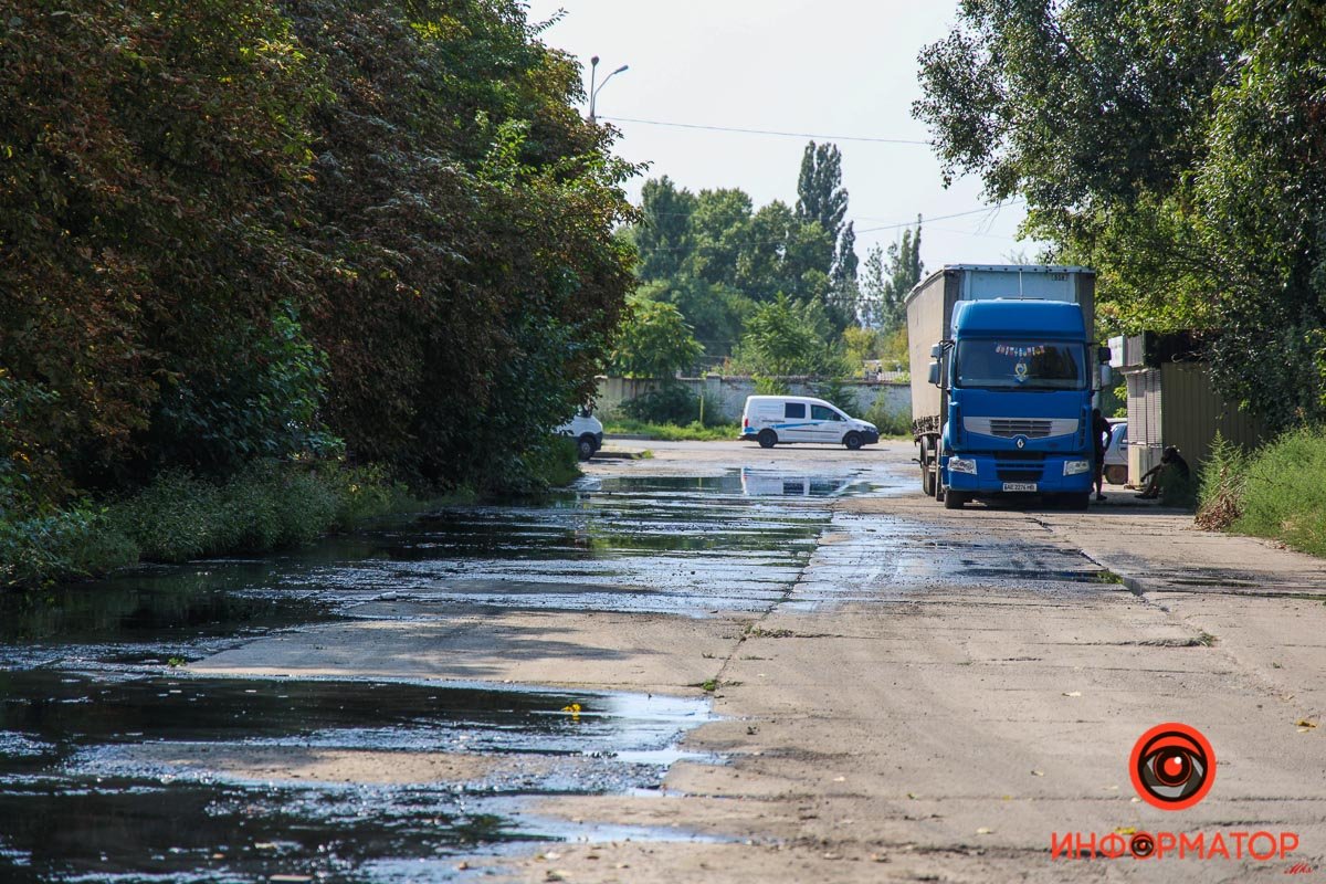 Нечистоты заполонили близлежащие улицы