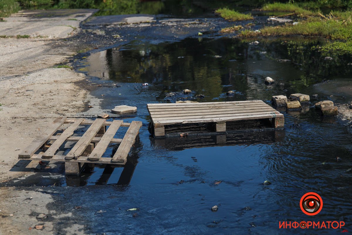 Поддоны положили местные жители