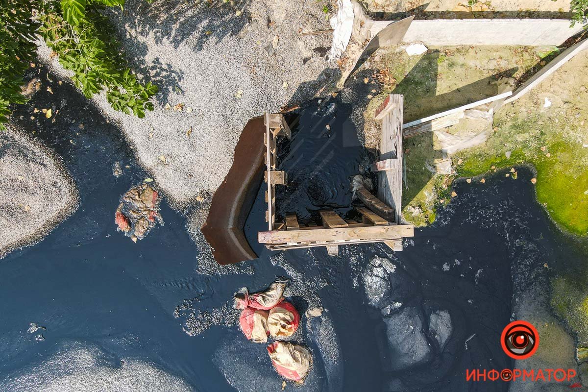 Жители жалуются на вонь