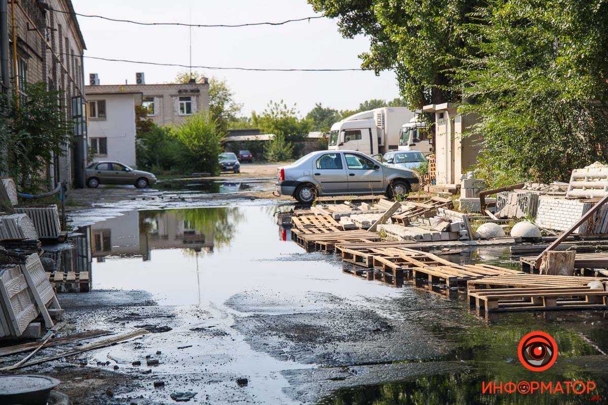 Трубу прорвало около 2-х недель назад