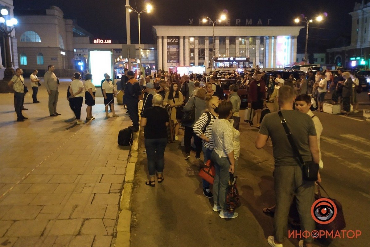 Примерно в 21:40 с железнодорожного вокзала в Днепре эвакуировали людей Примерно в 21:40 с железнодорожного вокзала в Днепре эвакуировали людей