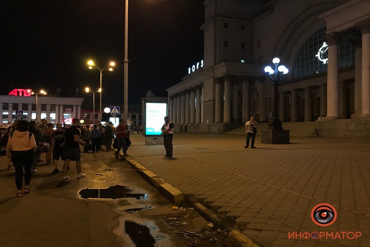 Площадь перед зданием вокзала оградили сигнальной лентой Площадь перед зданием вокзала оградили сигнальной лентой