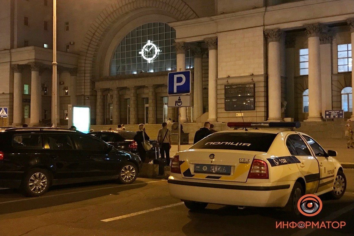 Вокзал обследуют взрывотехники и кинологи Вокзал обследуют взрывотехники и кинологи