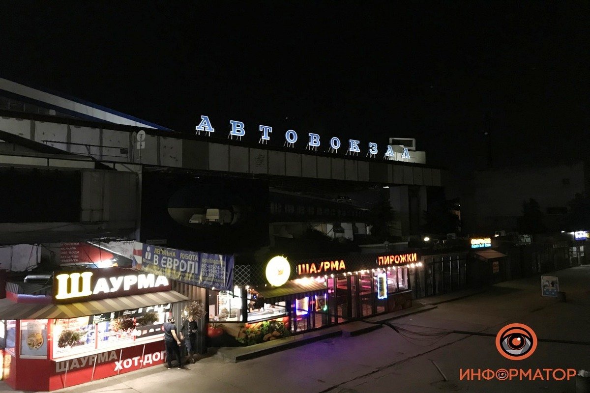 Та же ситуация и на автовокзале - людей также не пускают Та же ситуация и на автовокзале - людей также не пускают