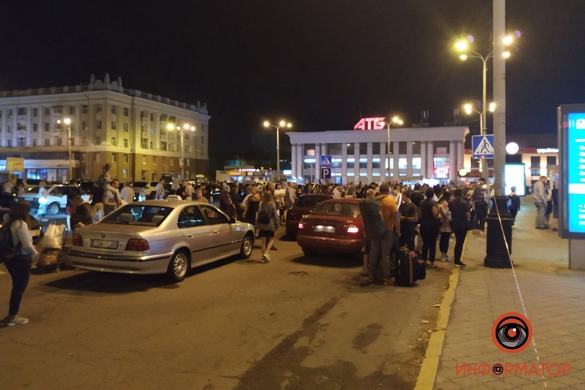 За сигнальной лентой собралось несколько сотен человек За сигнальной лентой собралось несколько сотен человек