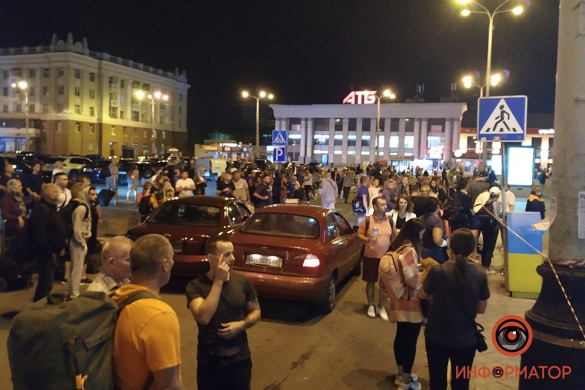 Проход открыт через пешеходный мост Проход открыт через пешеходный мост