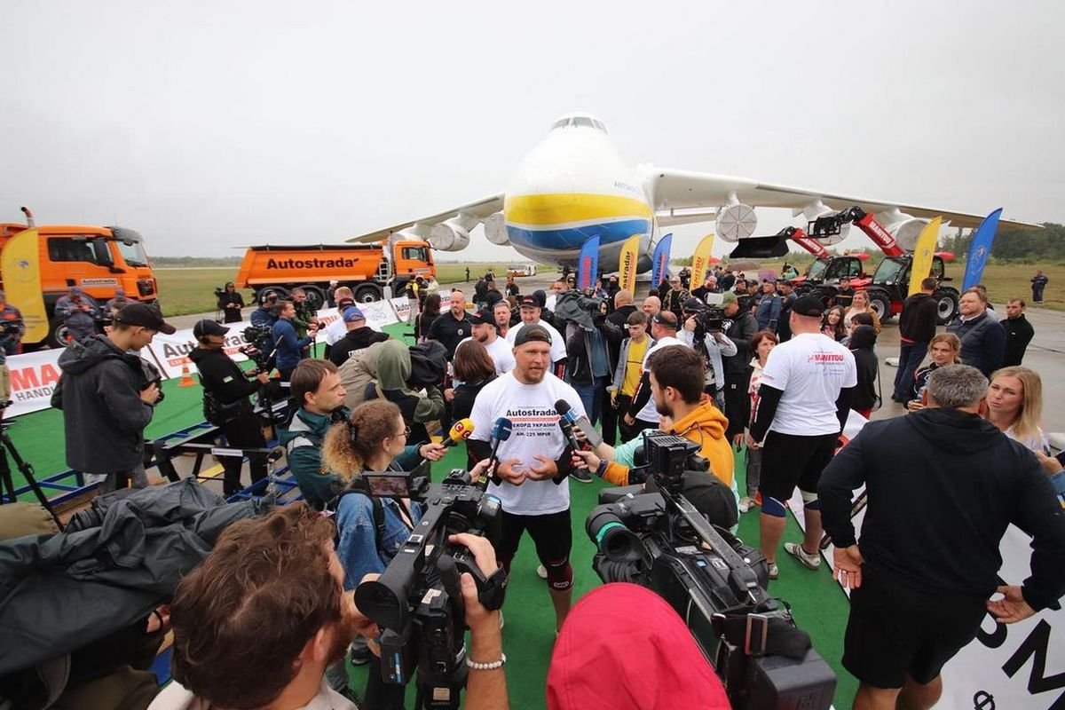 Вес самолета с учетом топлива составил 330 тонн