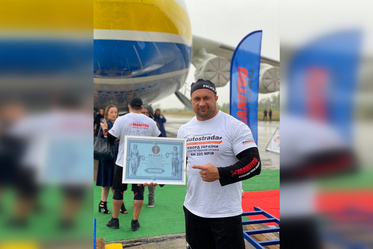 Виталий Герасимов - один из восьми стронгменов, которые установили рекорд