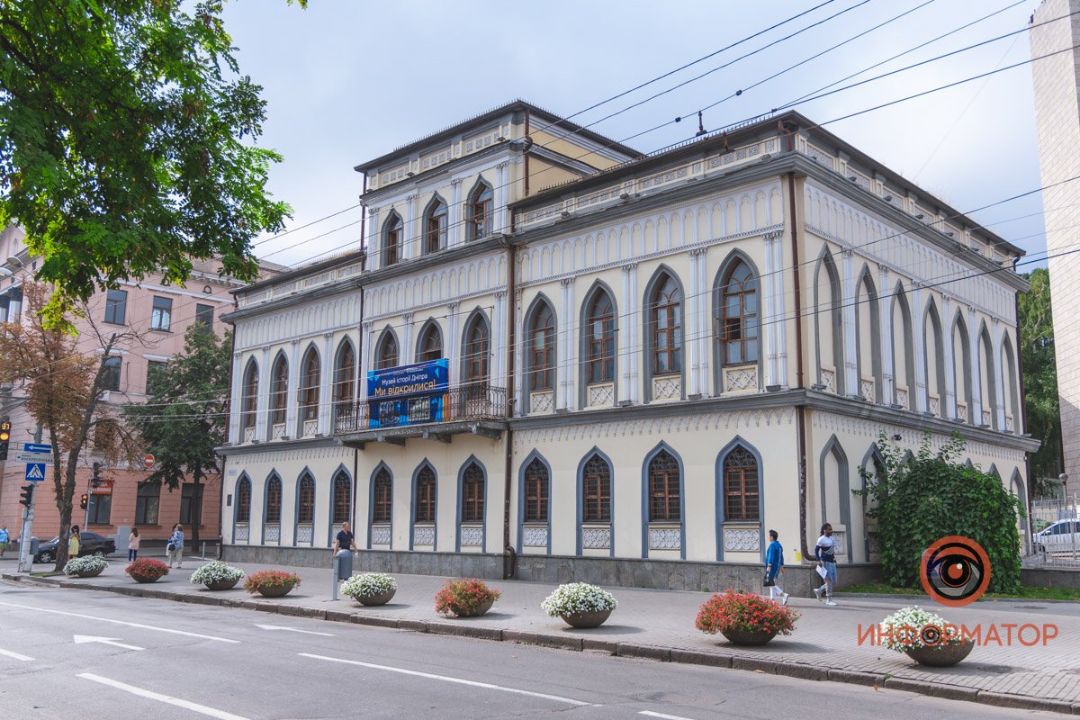 Раньше в "Доме губернатора" находился "ПриватБанк"