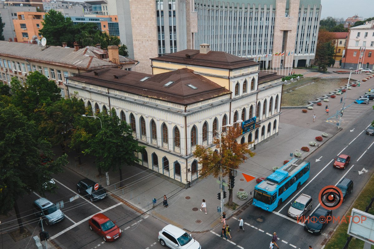 Здание выглядит очень аккуратно и лаконично