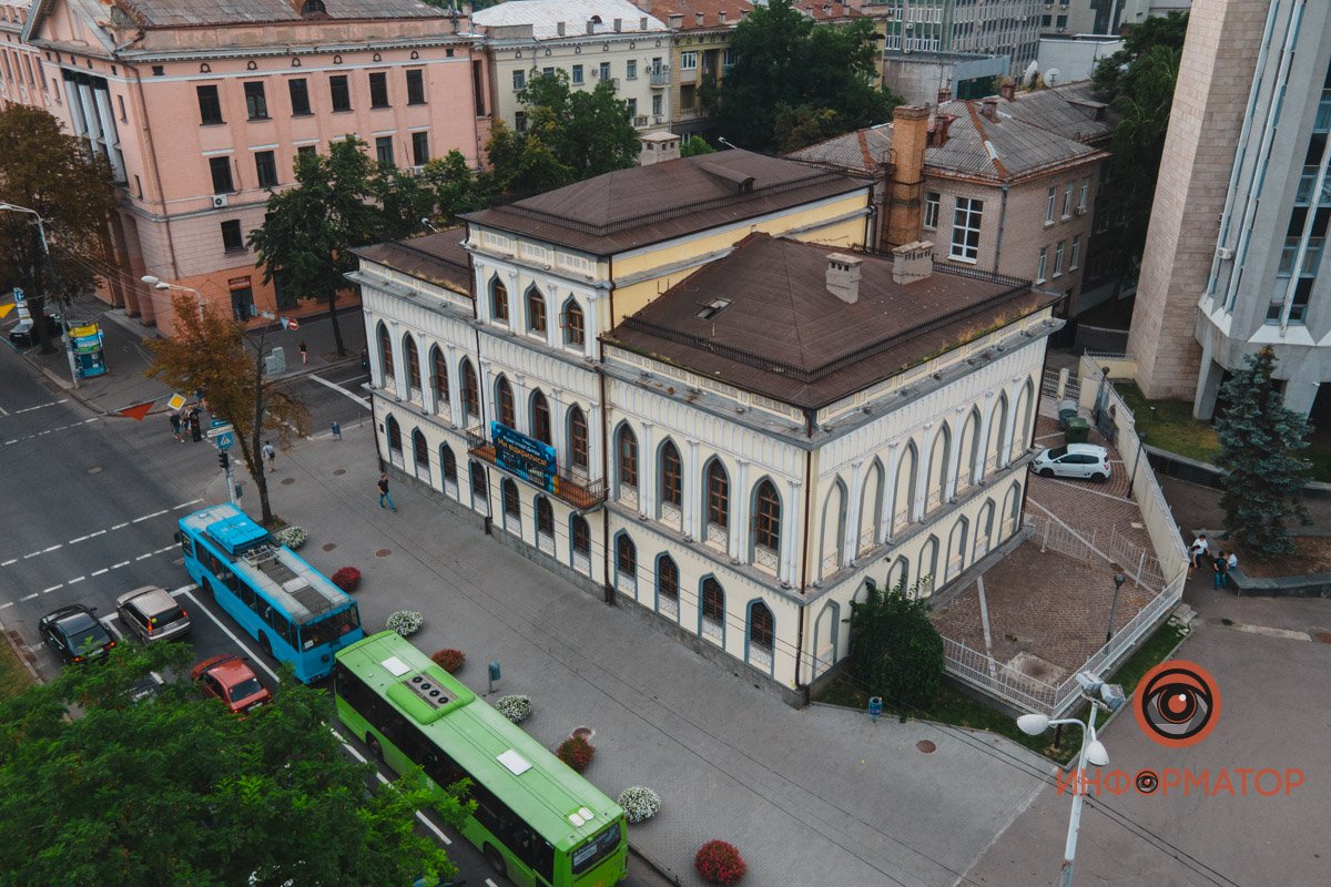 Визуально "Дом губернатора" поделен на части