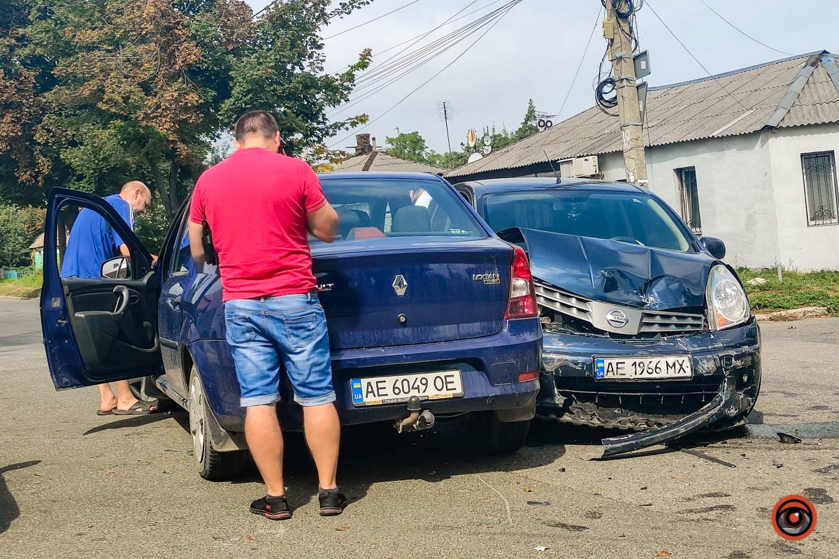 На Выборгской столкнулись Renault и Nissan