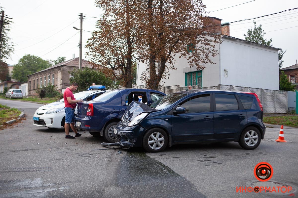 Сильно повреждена передняя часть Nissan