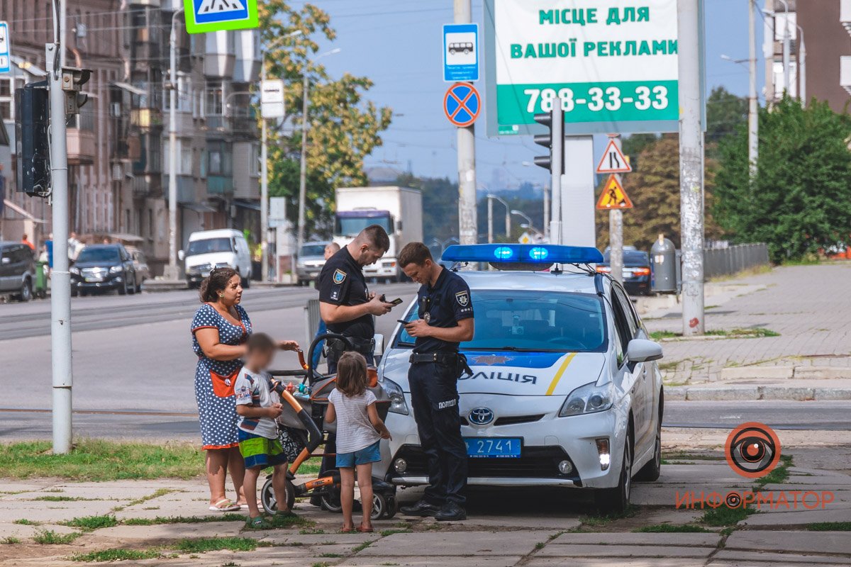 В руках дети держали пластиковые стаканчики