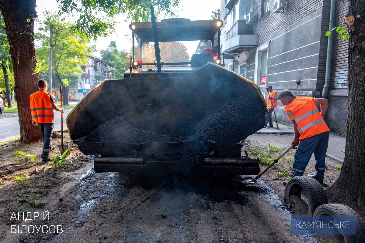 В Каменском продолжается ремонт тротуаров 1