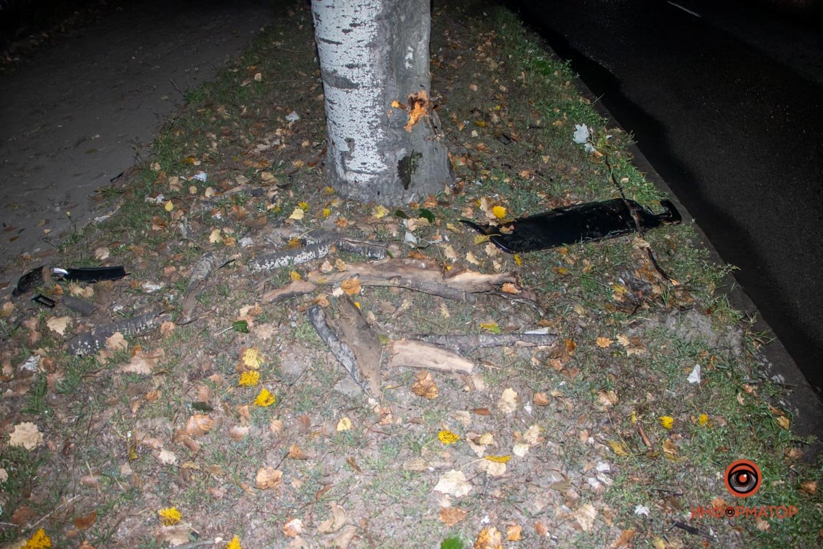 Место столкновения машины с деревом Место столкновения машины с деревом