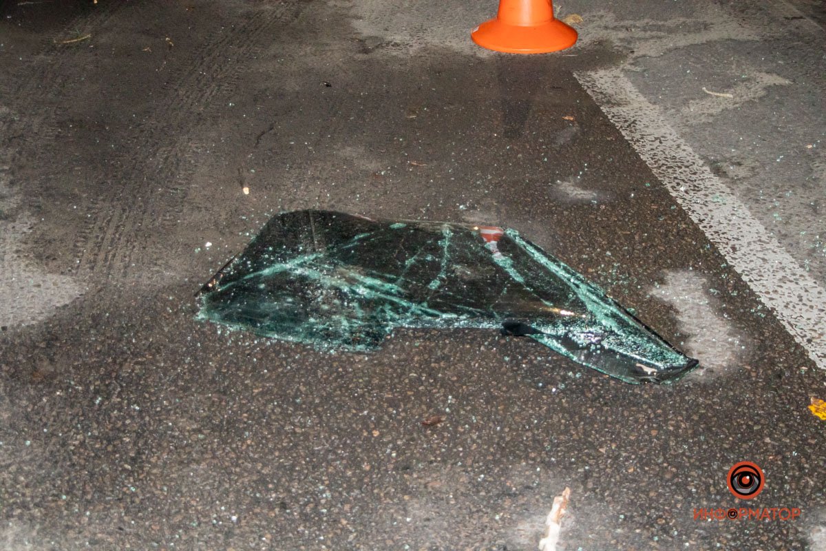 Осколки стекла на дороге, будьте осторожны Осколки стекла на дороге, будьте осторожны