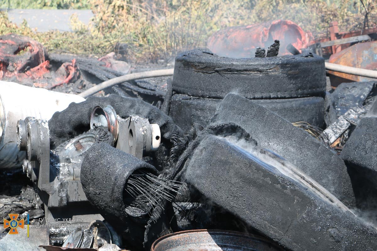 Здесь горели гаражи и шины на территории предприятия Здесь горели гаражи и шины на территории предприятия