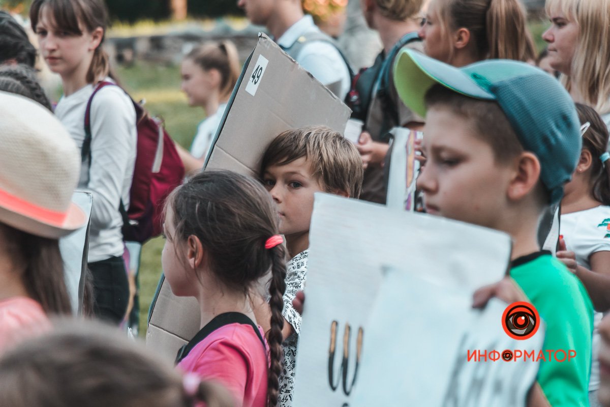 Каждый из них малыши раскрасили мелками
