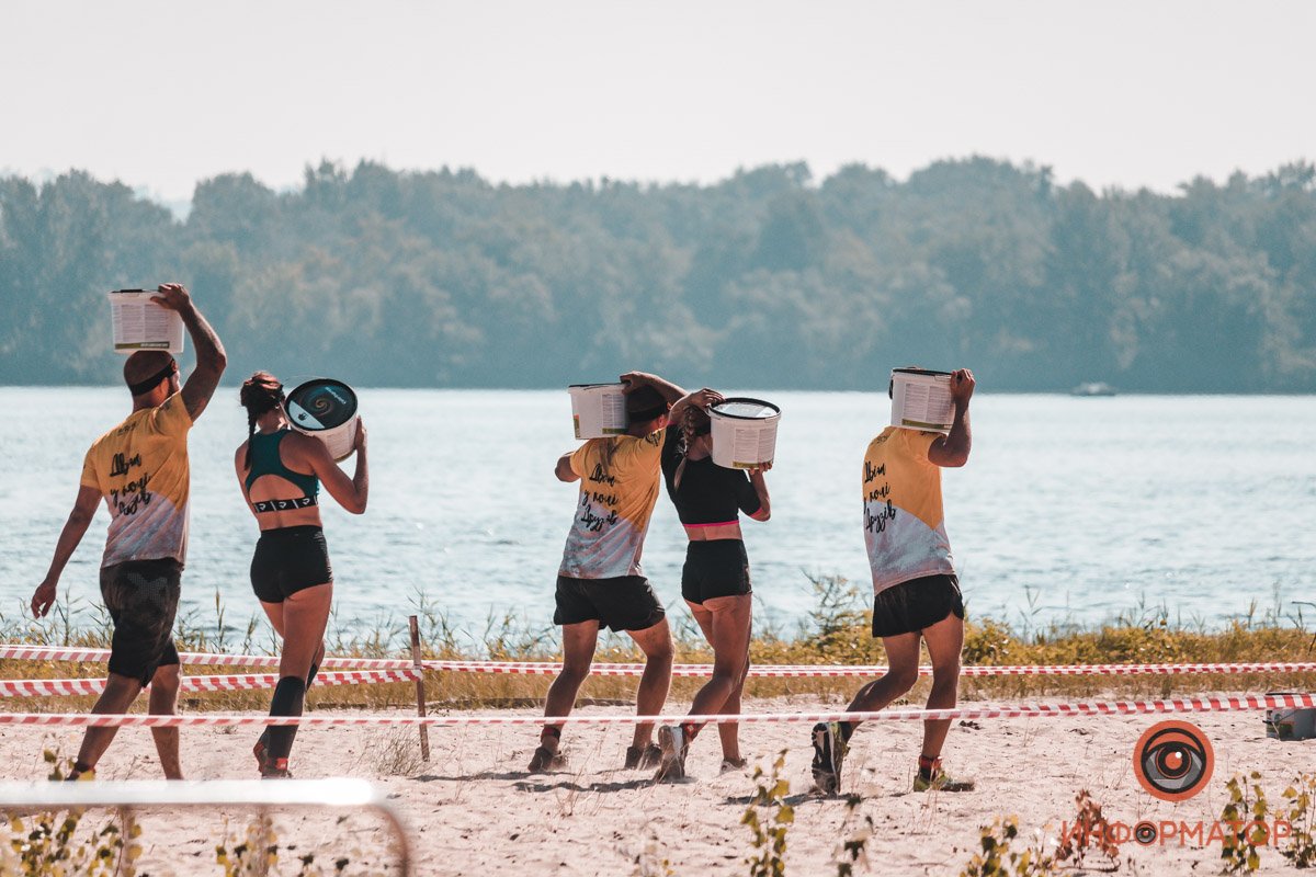 Участники носили ведра с краской Участники носили ведра с краской