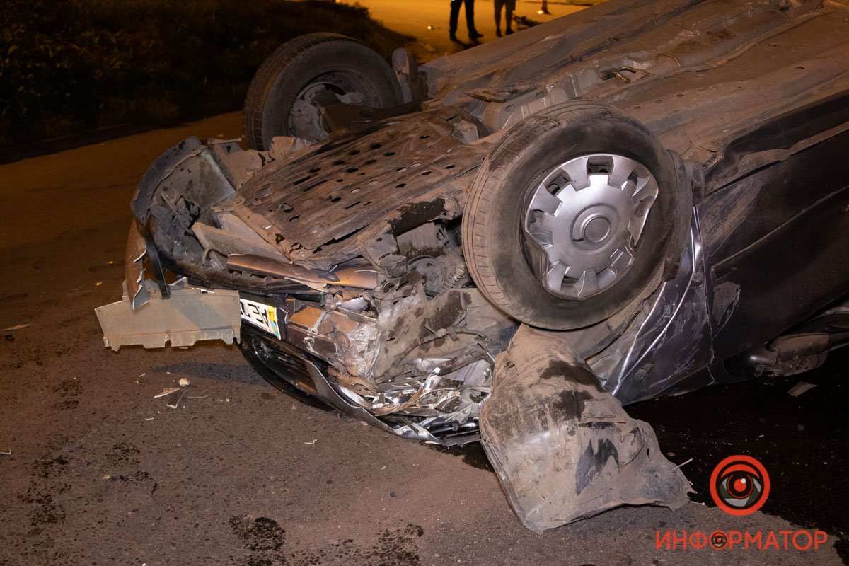 В Днепре на Лабораторной Nissan столкнулся с Opel: Opel перевернулся 2