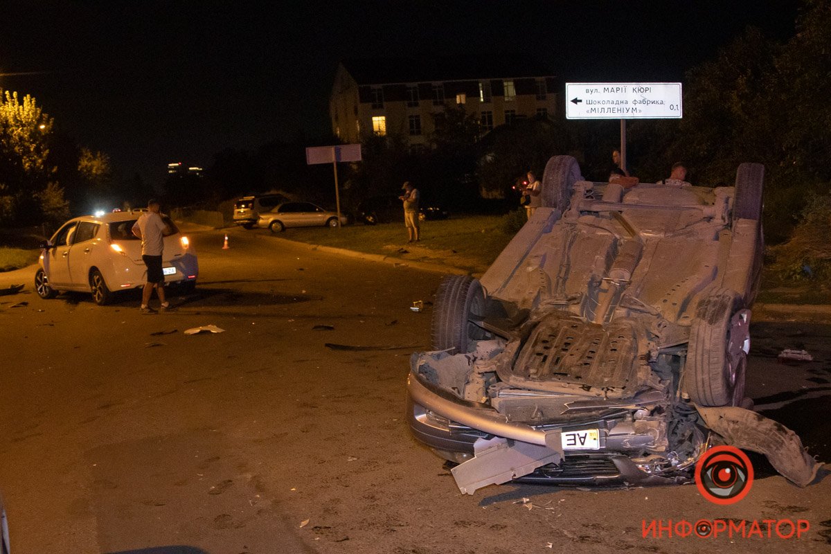 В Днепре на Лабораторной Nissan столкнулся с Opel: Opel перевернулся 3