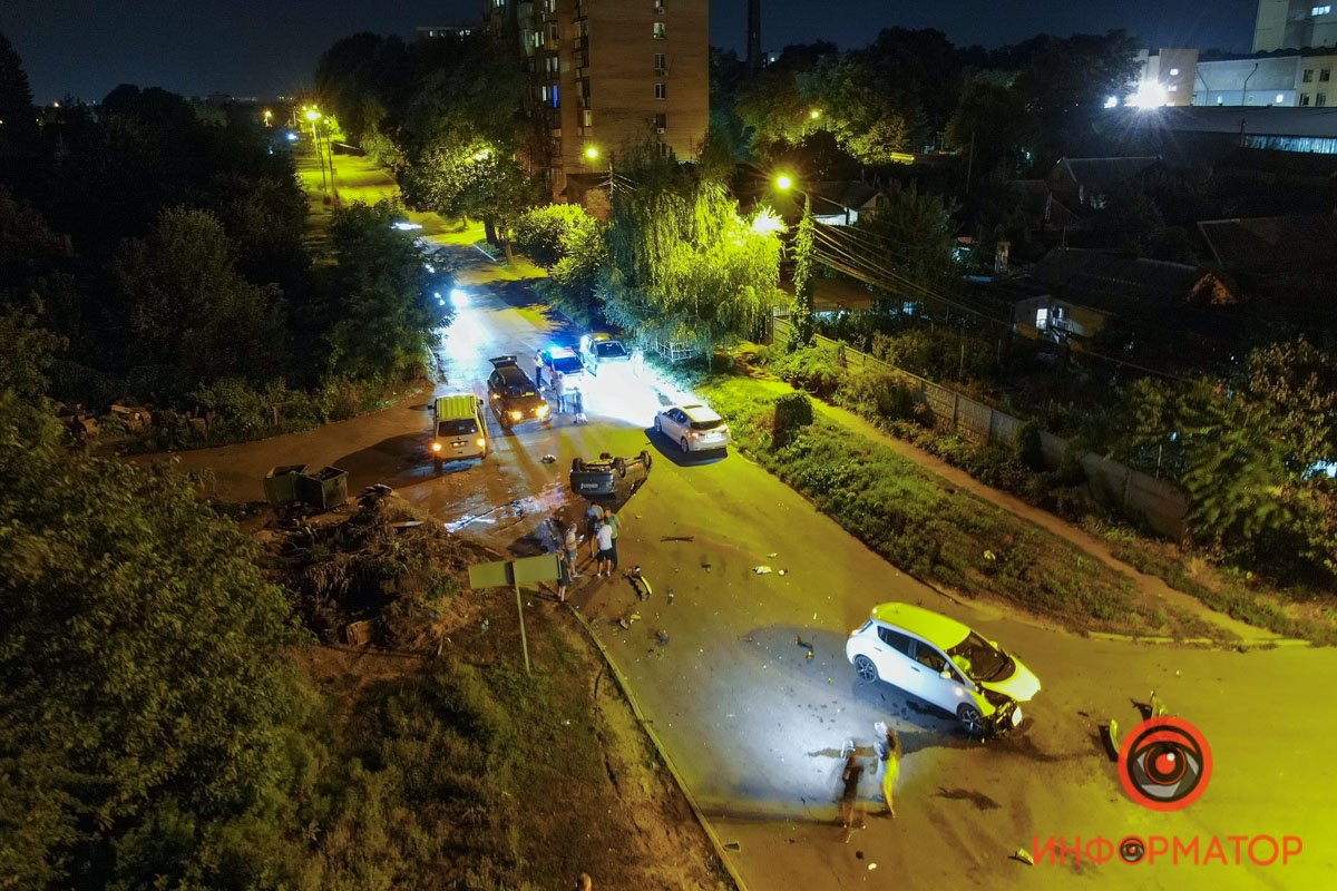 В Днепре на Лабораторной Nissan столкнулся с Opel: Opel перевернулся 4