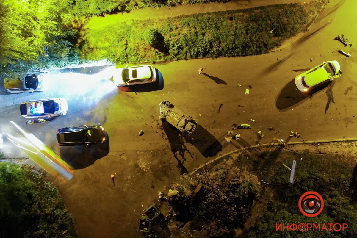 В Днепре на Лабораторной Nissan столкнулся с Opel: Opel перевернулся 5