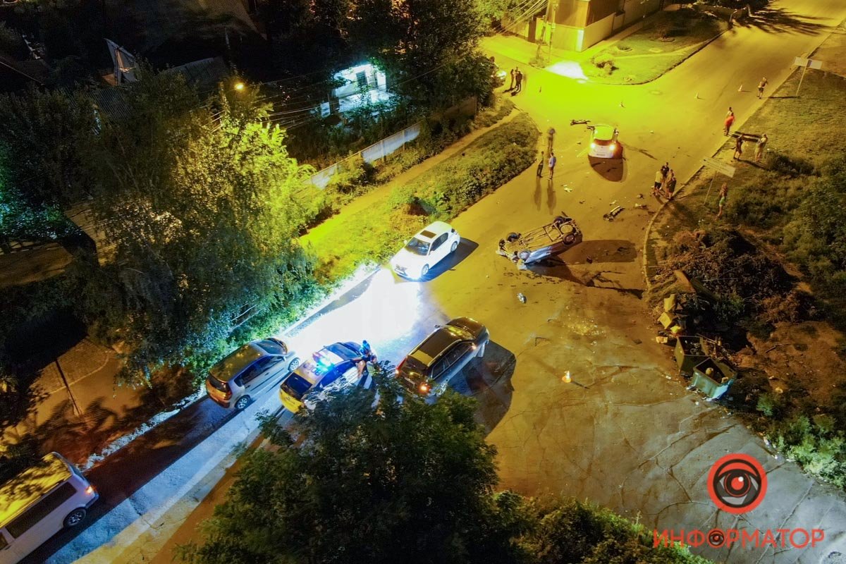 В Днепре на Лабораторной Nissan столкнулся с Opel: Opel перевернулся 6