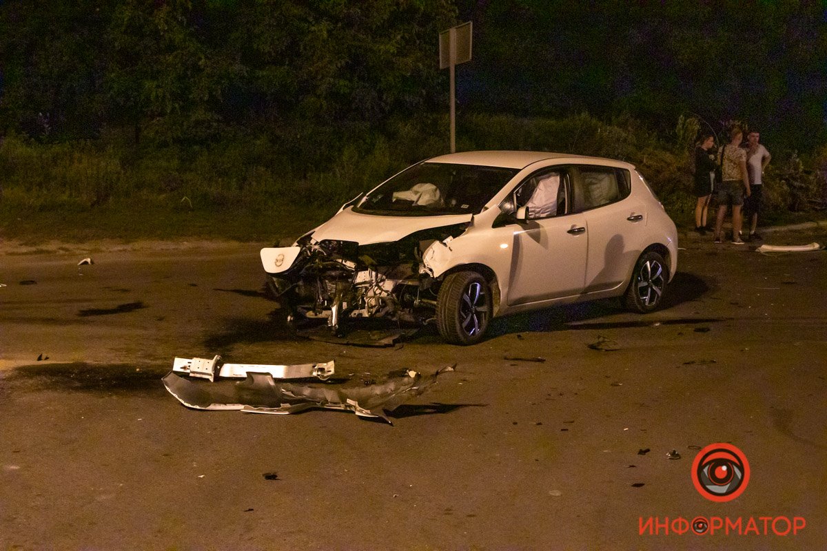 В Днепре на Лабораторной Nissan столкнулся с Opel: Opel перевернулся 7