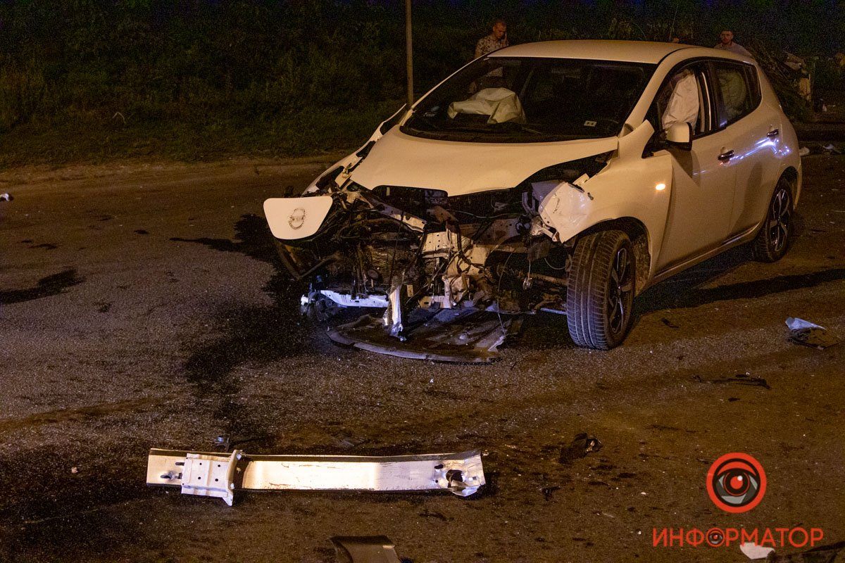 В Днепре на Лабораторной Nissan столкнулся с Opel: Opel перевернулся 8