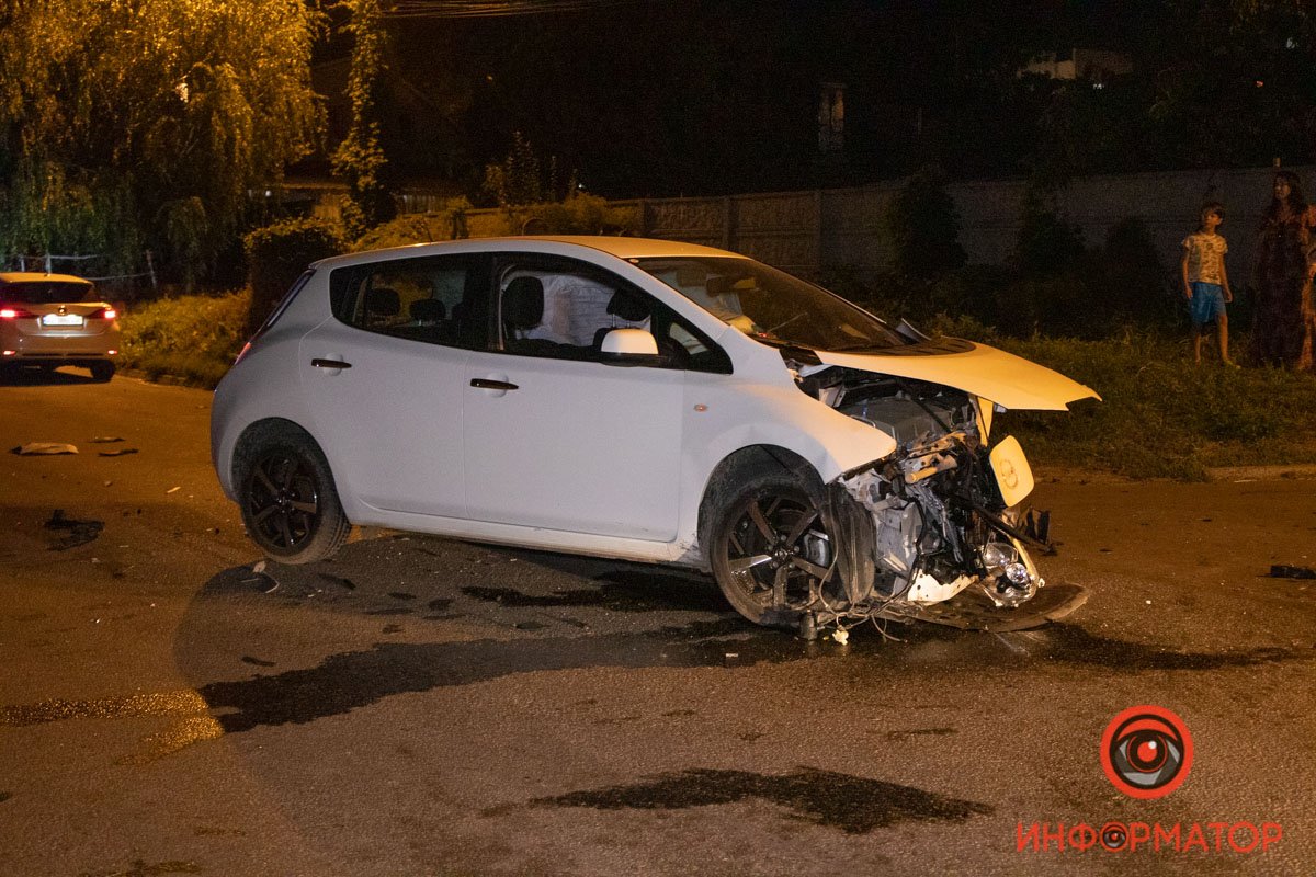 В Днепре на Лабораторной Nissan столкнулся с Opel: Opel перевернулся 9