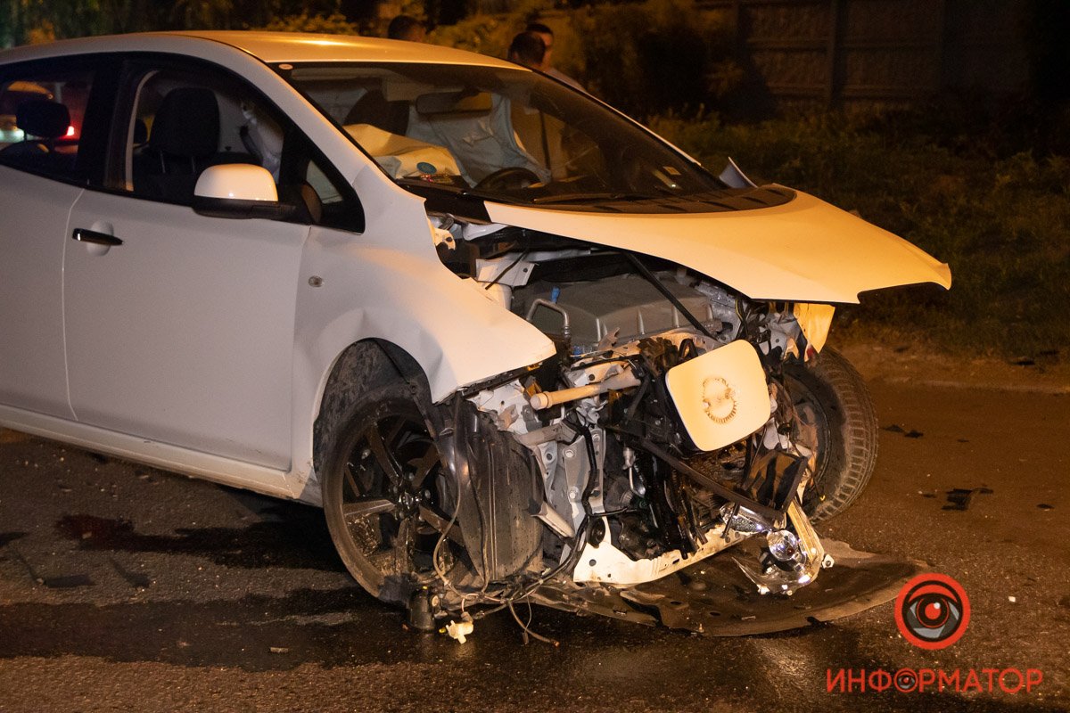 В Днепре на Лабораторной Nissan столкнулся с Opel: Opel перевернулся 10